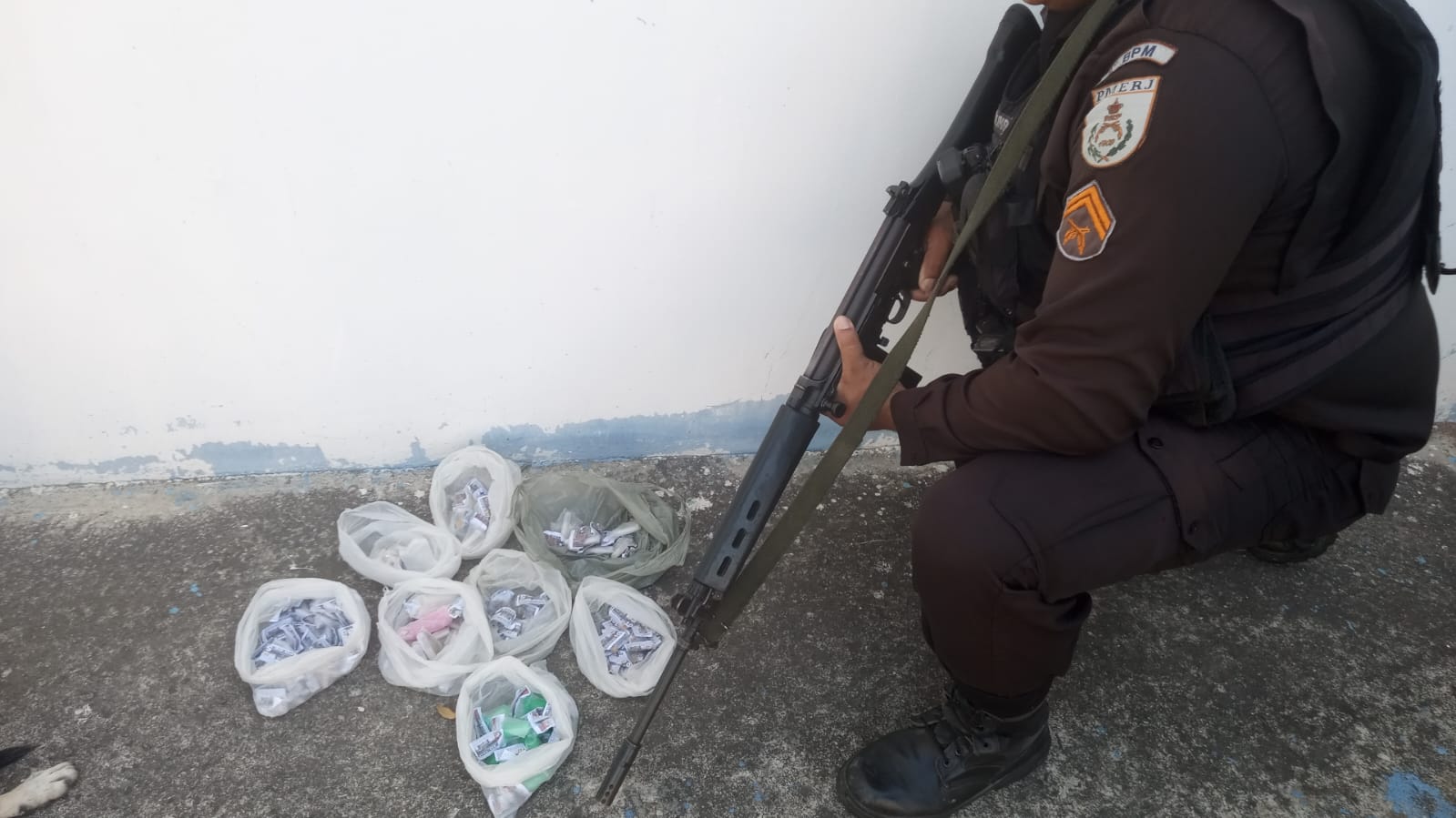 Policiais do 7º BPM apreendem drogas e prendem traficantes em Santa Luzia